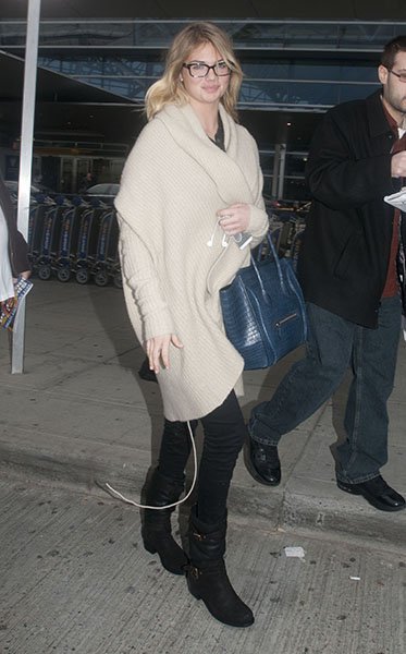 kate-upton in cocoon sweater coat celine croc tote New-York-City-November-19--2012--jpg_203113