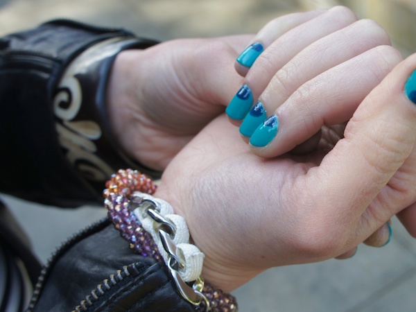 How To: Blue Nail Polish For A Nautical Outfit Or Beach Day