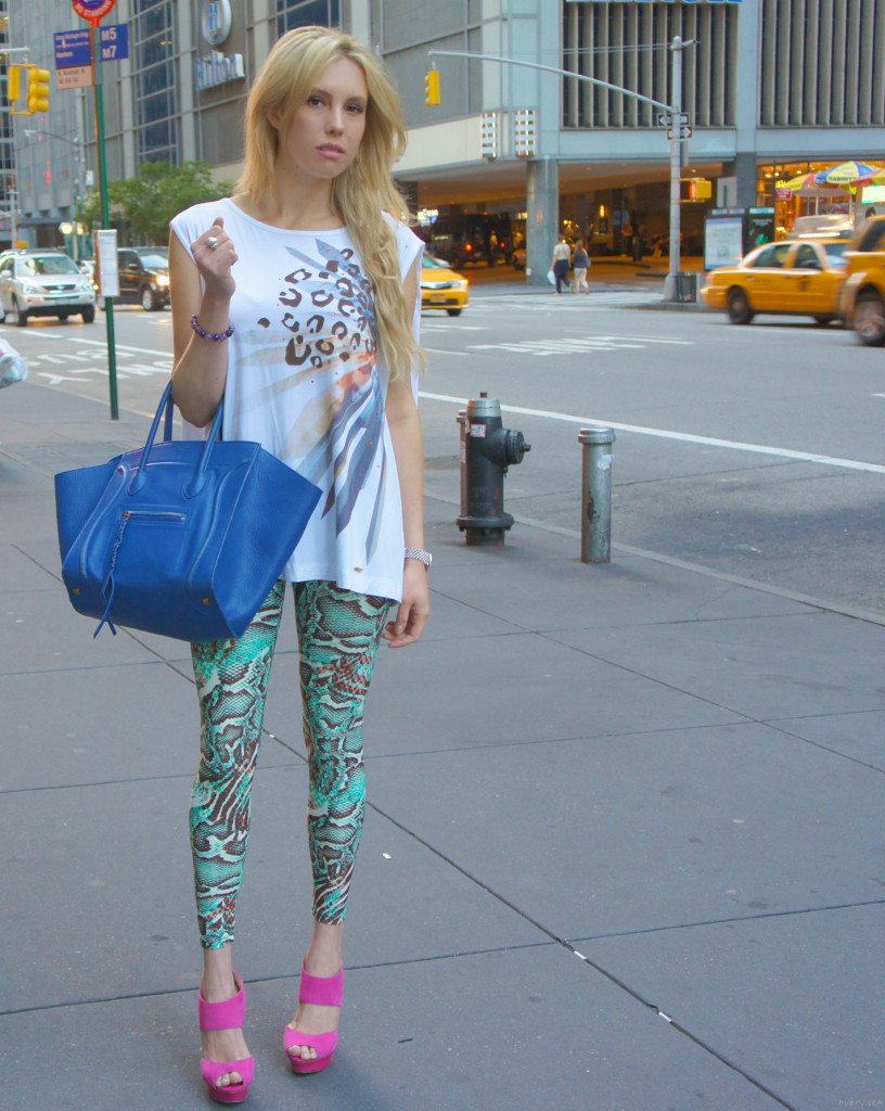 what to wear with printed leggings