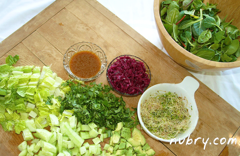 easy plant based lunch - nutrient rich salad recipe - pink sauerkraut and sprouts - packed to go for work 2 (1)