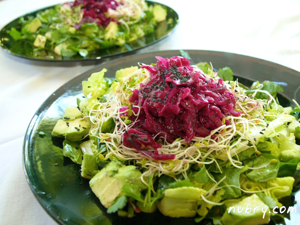 easy plant based lunch - nutrient rich salad recipe - pink sauerkraut and sprouts - packed to go for work 3 (1)