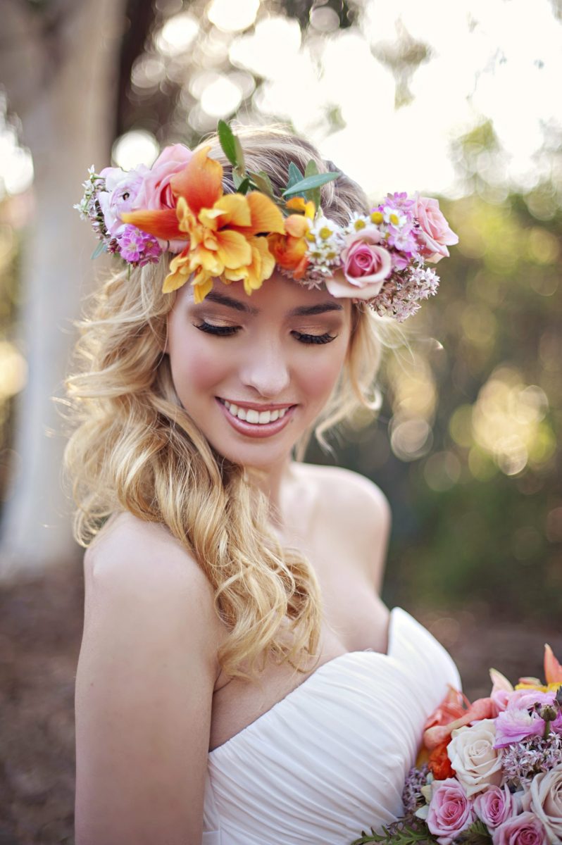 Свадебный образ с венком из цветов
