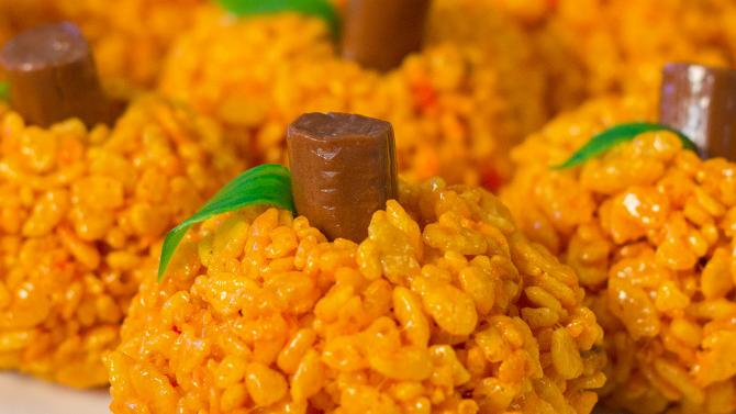 easy pumpkin rice crispy treats for kids - halloween party