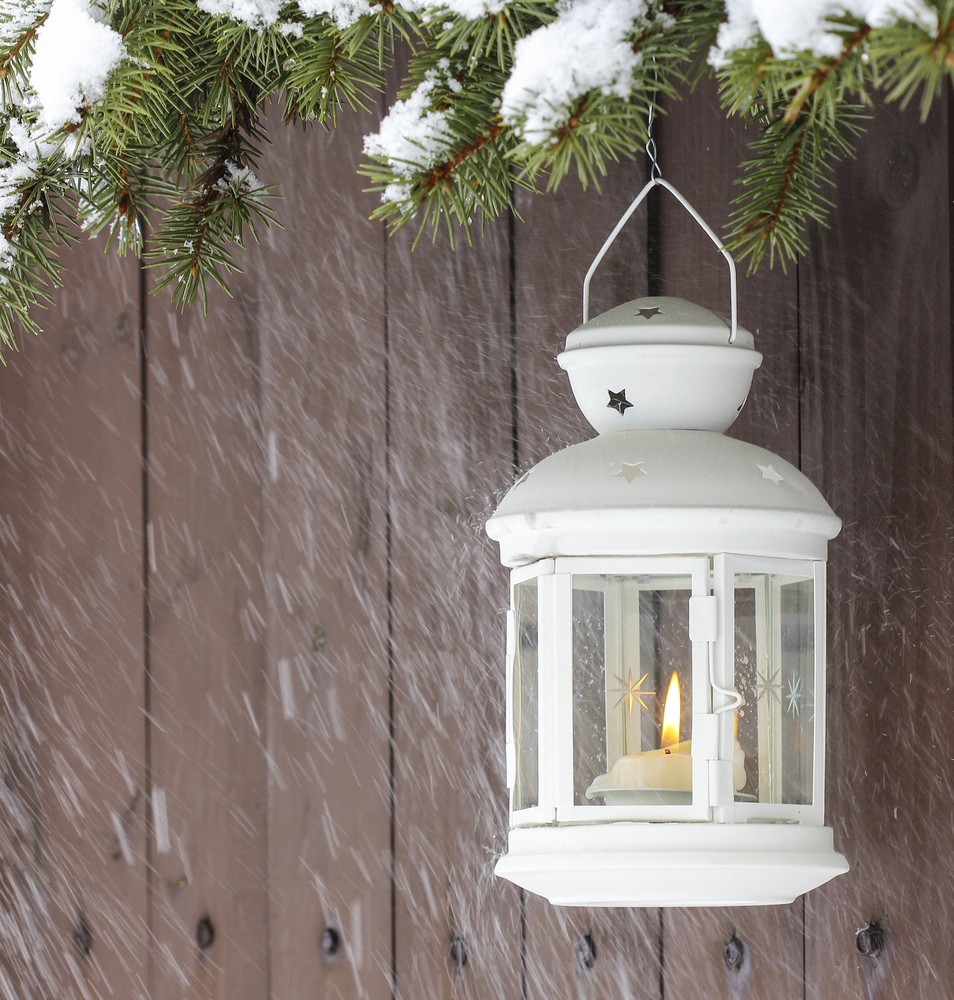 Outdoor Christmas Decoration Ideas - lantern lined wreathway