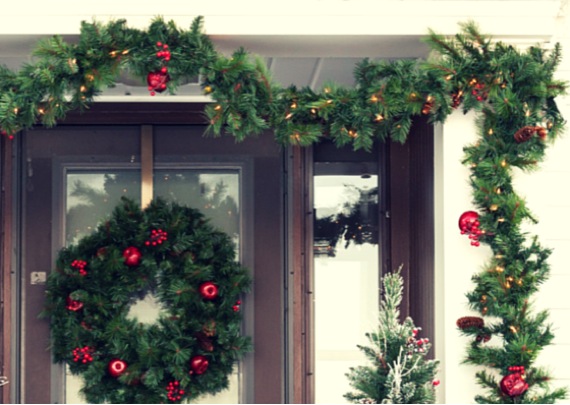 outdoor christmas decoration ideas - garland and wreath