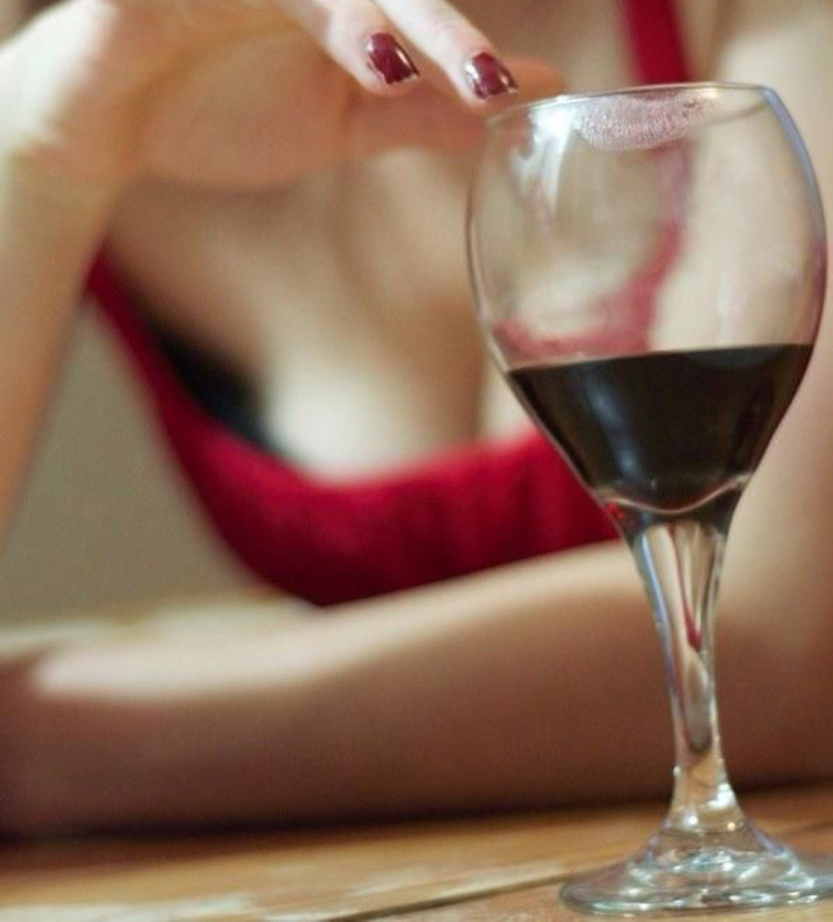 lipstick stain on wine glass - how to avoid