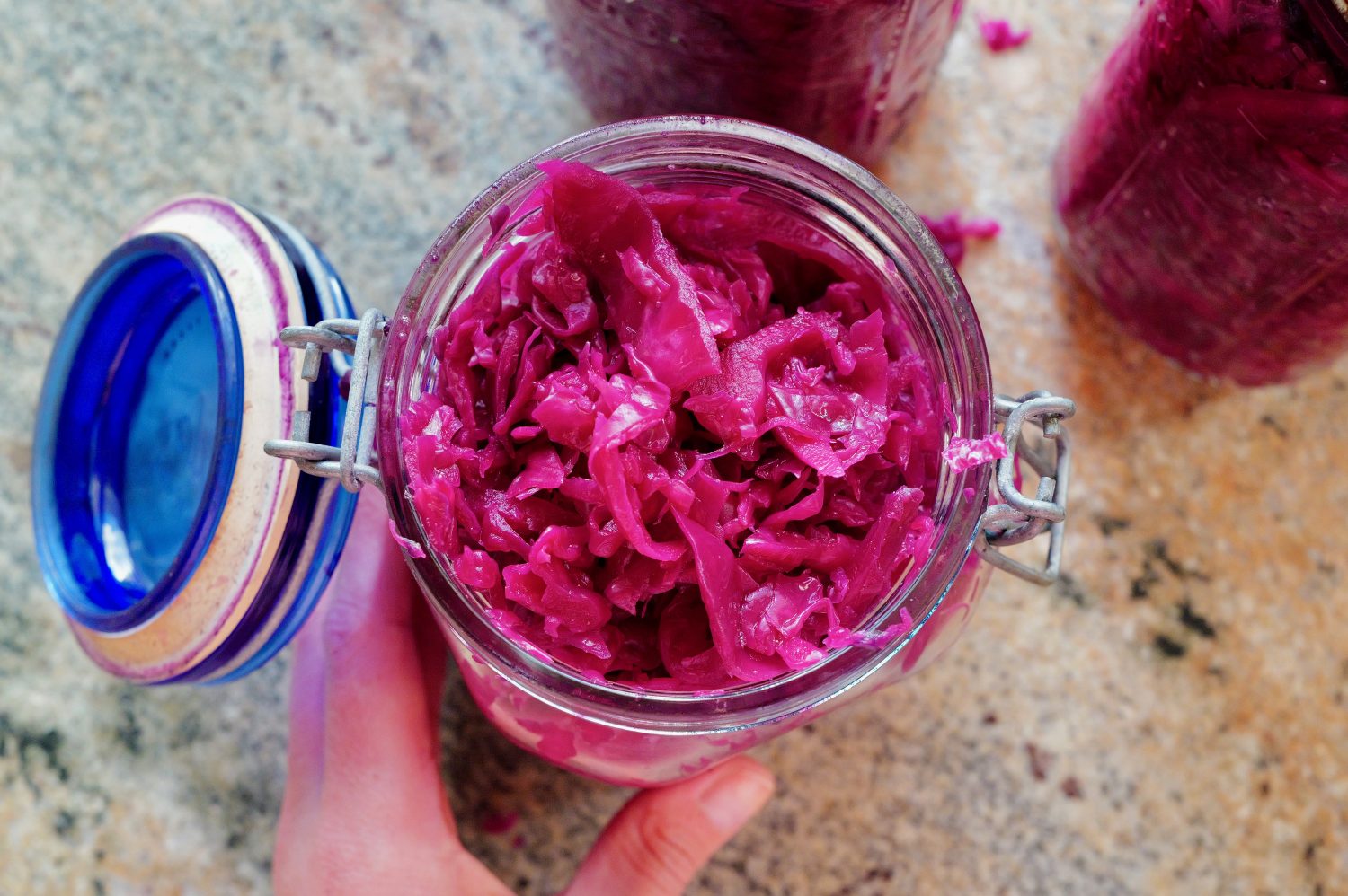 how to make homemade sauerkraut in just a few minutes - glass jar